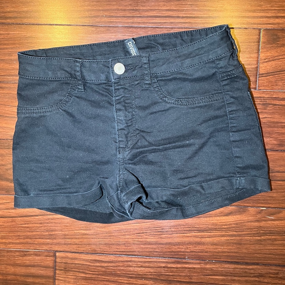 H&M Divided Black Midrise Short Shorts US size 6